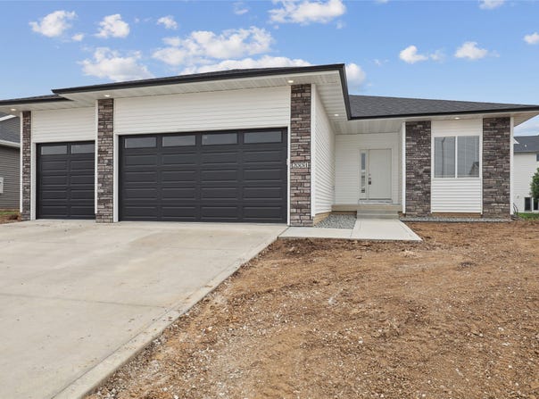2331 N 8th Avenue E, Newton, IA 50208