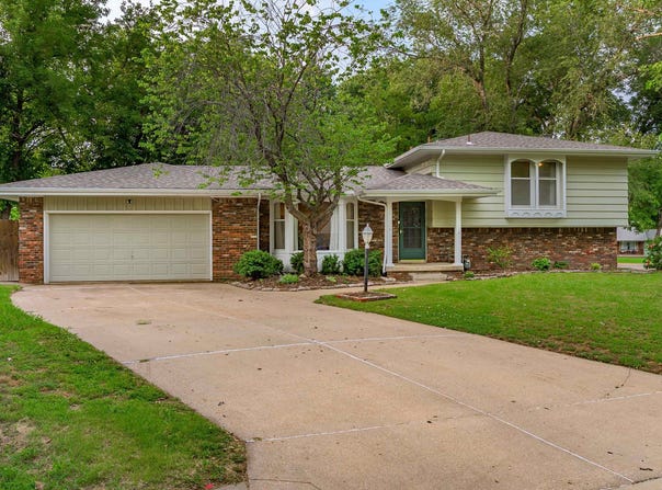 621 N Willow Dr, Derby, KS 67037-1949