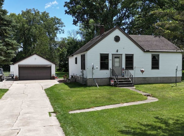 936 LAKEVIEW Drive, GREEN BAY, WI 54313