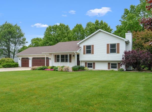 55042 W End Road, Three Rivers, MI 49093