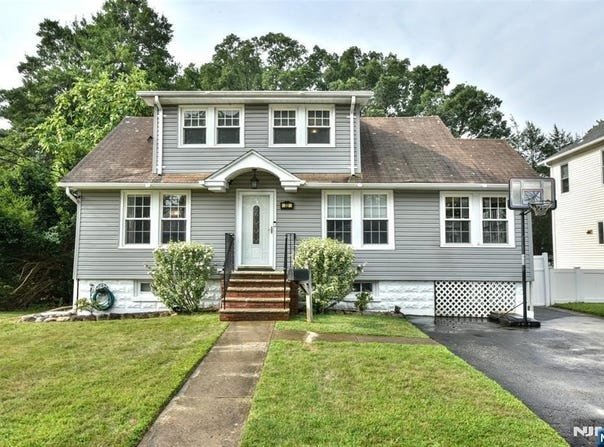 32 Bergen Avenue, Waldwick, NJ 07463