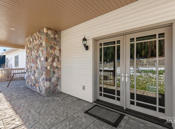 828 W Fork Eagle Creek Rd, Wallace, ID 83873