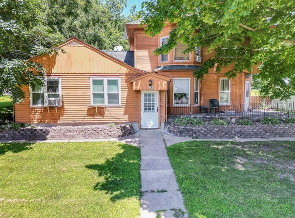 102 NW 9th Avenue, Waverly, IA 50677