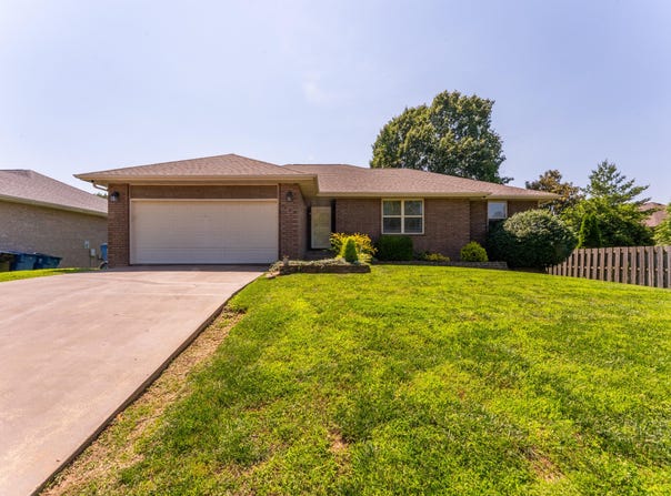 4607 S Ridgeview Avenue, Battlefield, MO 65619