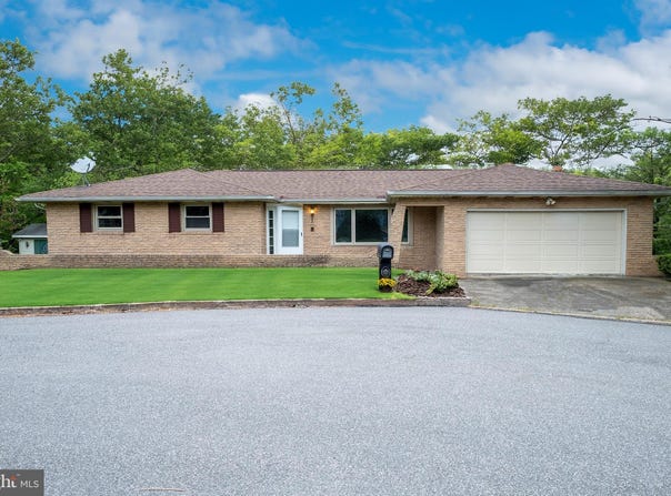 1 CIRCLE DRIVE, HAZLETON, PA 18201