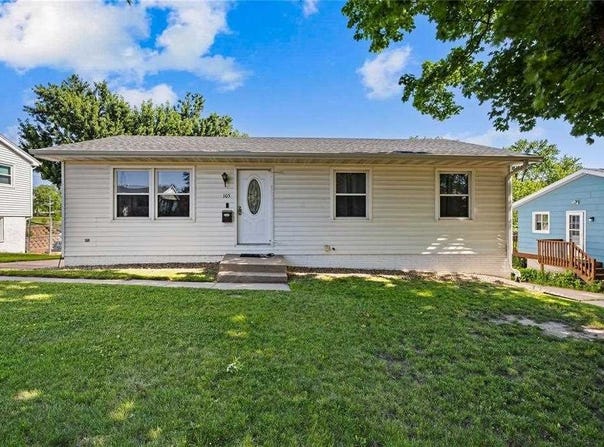 105 E Clark St, Hiawatha, IA 52233