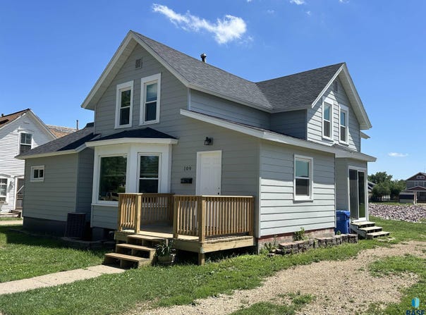 109 NE 4th St, Madison, SD 57042