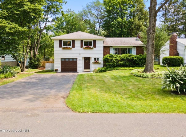 11 Greenock Road, Bethlehem, NY 12054