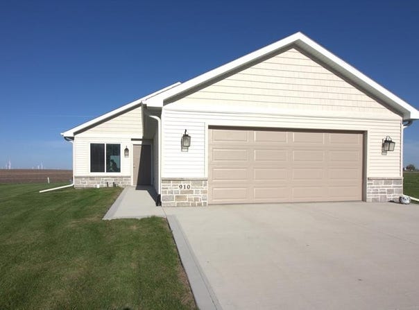 910 Sunrise Ave., Gowrie, IA 50543