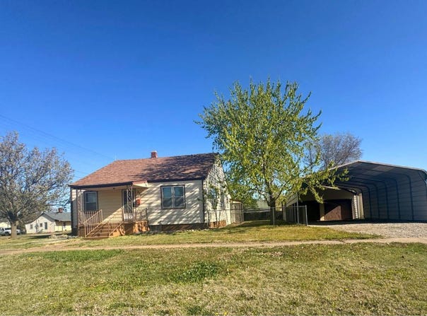 237 W Wisconsin St, Russell, KS 67665