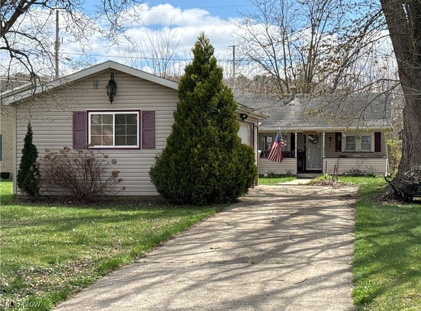 1227 Gorley Street, Uhrichsville, OH 44683
