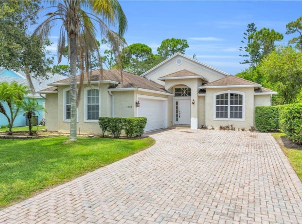 1595 16th Court SW, Vero Beach, FL 32962