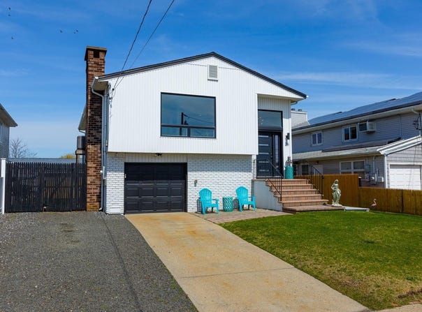 26 Bayview Avenue W, Lindenhurst, NY 11757