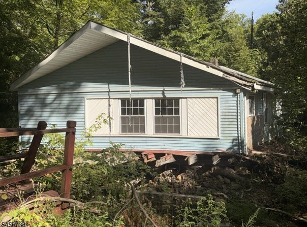 1 Tall Timbers Dr, Glen Gardner Boro, NJ 08826-3515