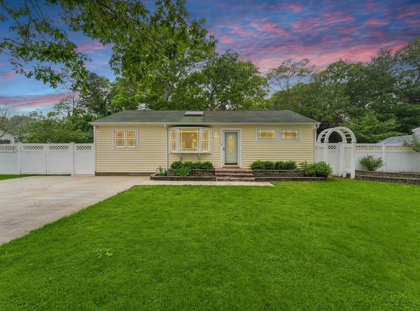 8 Park Lane, Hampton Bays, NY 11946