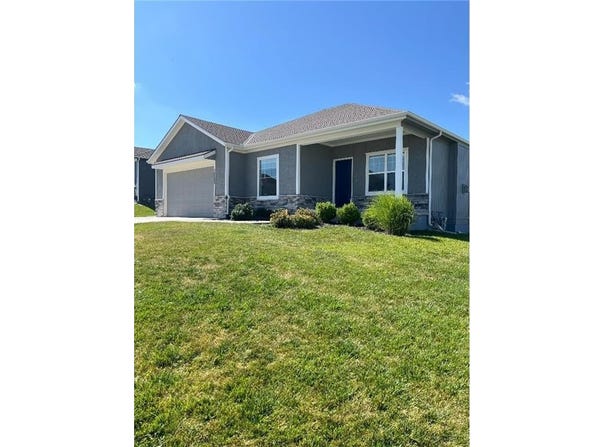 15653 Lakeside Drive, Basehor, KS 66007