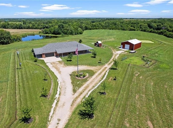 10438 K-92 Highway, McLouth, KS 66054