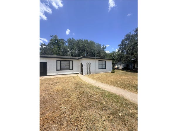 809 Loma Street, Alice, TX 78332