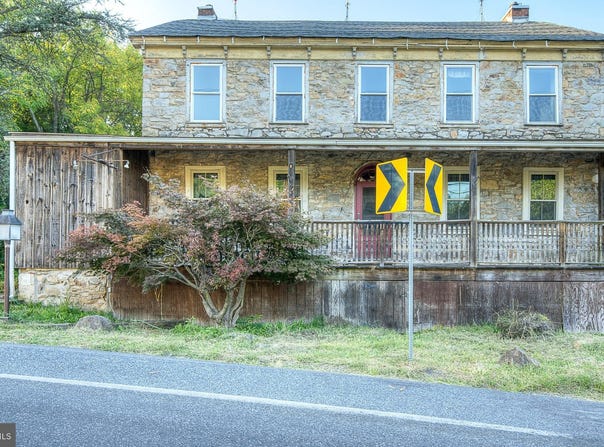 2165 STATE STREET, ALBURTIS, PA 18011