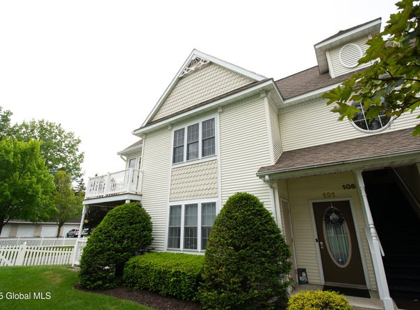 105 Mallards Pond Lane, Guilderland, NY 12303