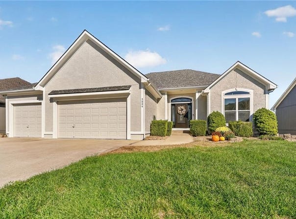 3004 SW SILVERSPUR Lane, Lee's Summit, MO 64081