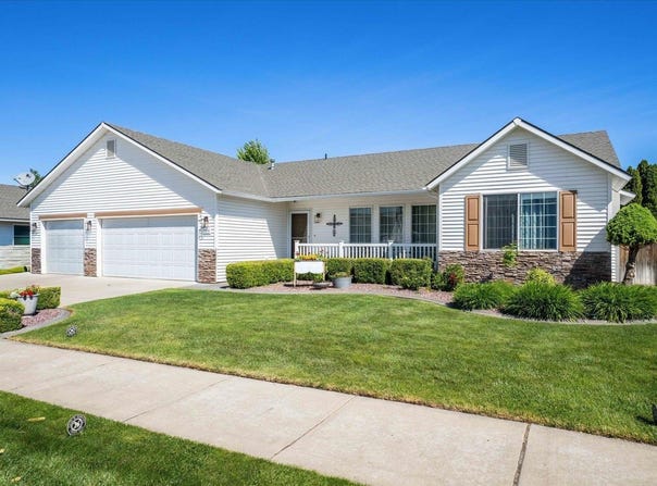8415 Queensbury Dr, Pasco, WA 99301