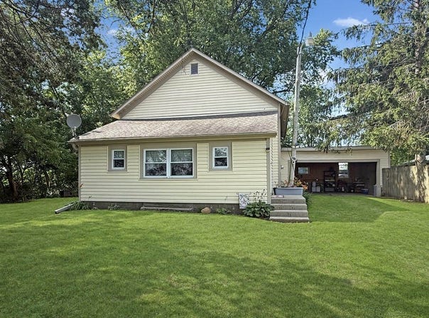 5843 West Stephenson Street Road, Freeport, IL 61032