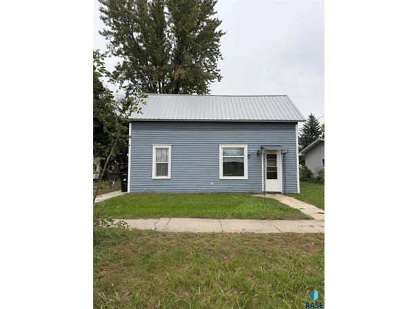 210 E State St, Marion, SD 57043