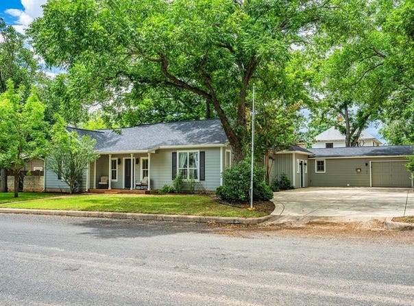709 Travis St, Fredericksburg, TX 78624