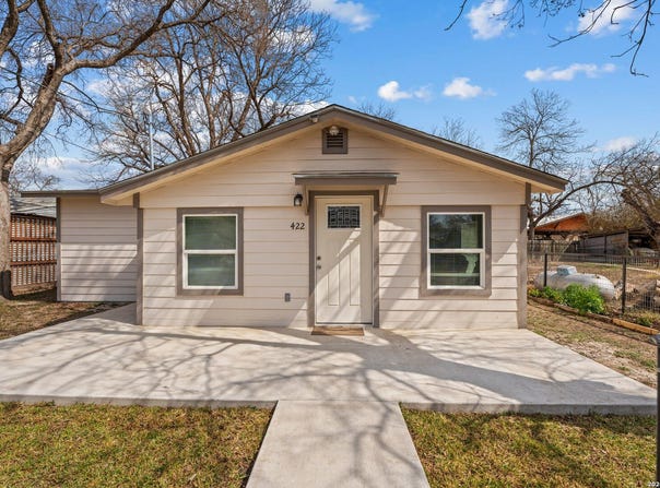 422 Apolonio St, Uvalde, TX 78801