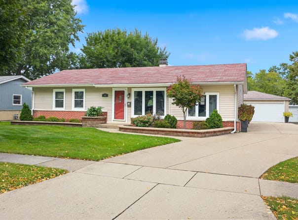 382 Maple Lane, Elk Grove Village, IL 60007