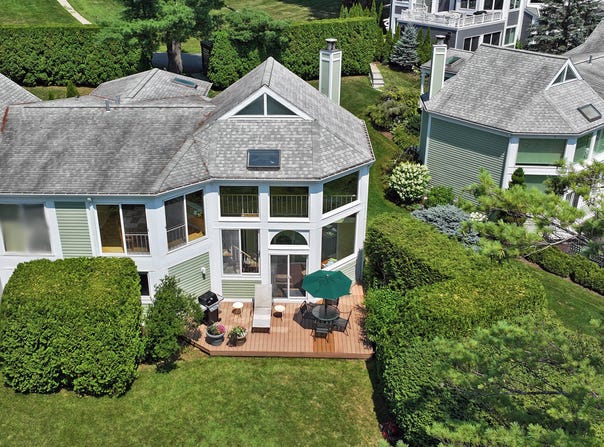 19 Hawthorne Rd, Stockbridge, MA 01262