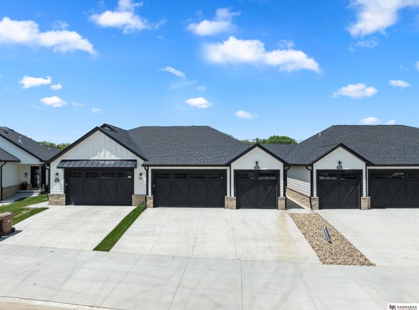 9127 Hillcrest Trail, Lincoln, NE 68520