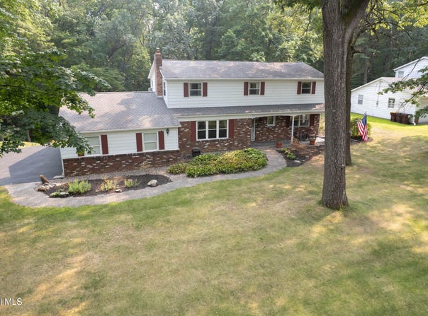 38 Shadow Wood Way, Clifton Park, NY 12019