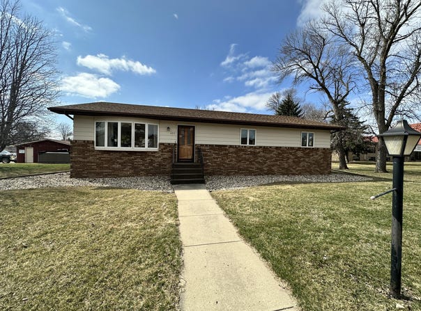 403 4th St SW, De Smet, SD 57231