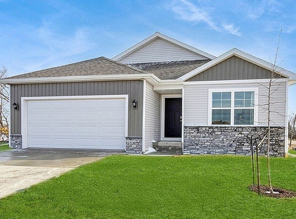 2717 Prairielight Dr, HIAWATHA, IA 52233
