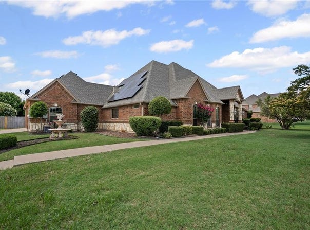 5450 Lucca Drive, Fort Worth, TX 76140