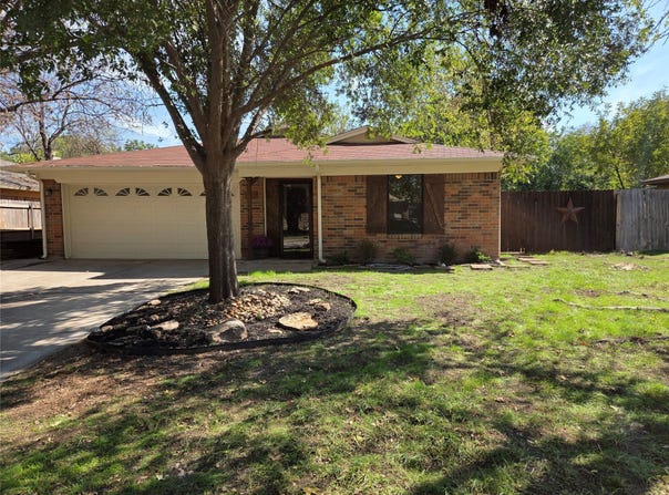 421 Allencrest Drive, White Settlement, TX 76108