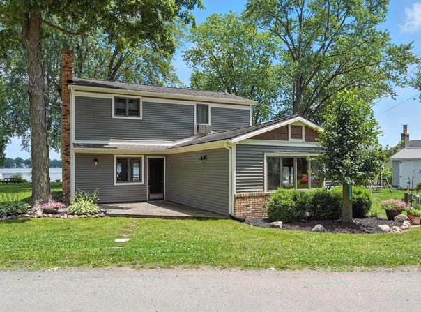 7055 S 020 E, Wolcottville, IN 46795
