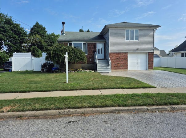 1111 Steele Boulevard, Baldwin, NY 11510