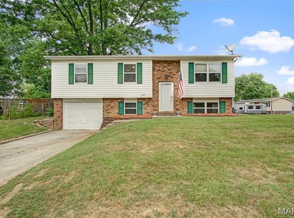 17615 Lesabre Court, Brighton, IL 62012
