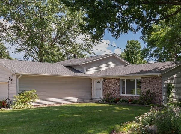 8 KIMBERLY Drive, Coal Valley, IL 61240-9645