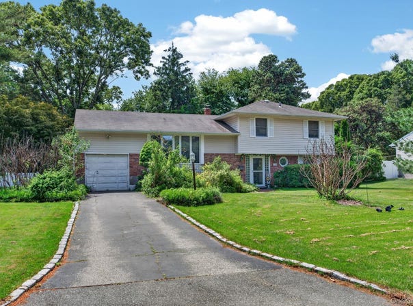 14 Mark Drive, Smithtown, NY 11787