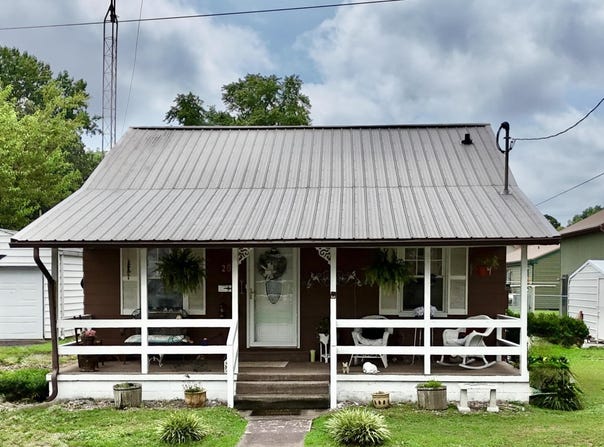 208 CHARLES Street, Benton, IL 62812