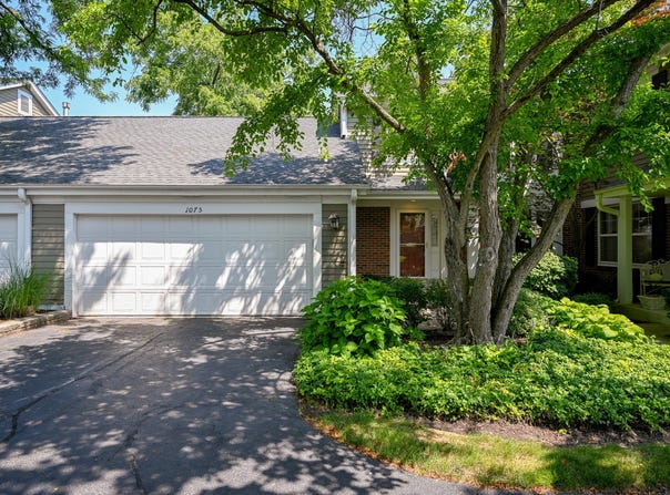 1075 Creekside Drive, Wheaton, IL 60189