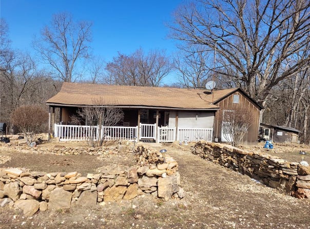 1615 N Service Rd W, St Clair, MO 63077