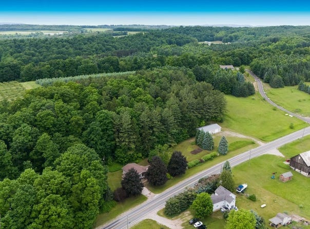1551 N MACKSEY ROAD, SUTTONS BAY, MI 49682