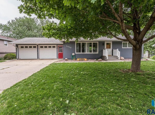 1002 N Carol St, Luverne, MN 56156