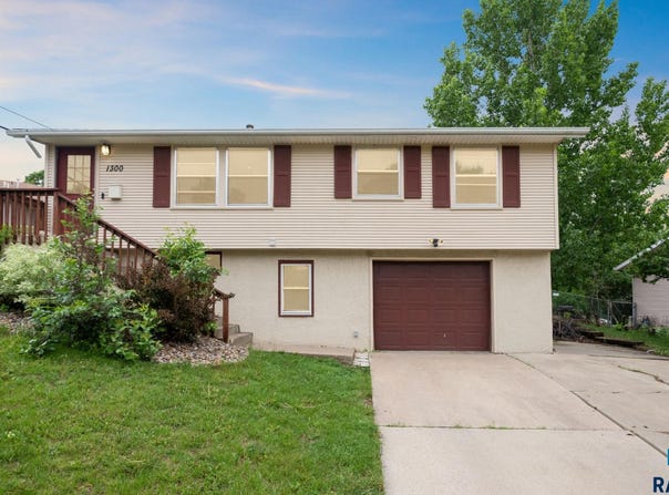 1300 S Point Dr, Sioux Falls, SD 57103