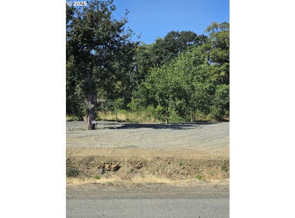 3805 CARNES RD, Roseburg, OR 97471